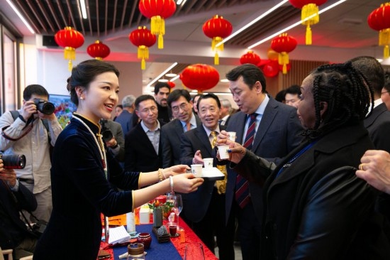 2月2日，人們?cè)谖挥谝獯罄_馬的聯(lián)合國(guó)糧農(nóng)組織總部體驗(yàn)中國(guó)茶藝。新華社記者李京攝