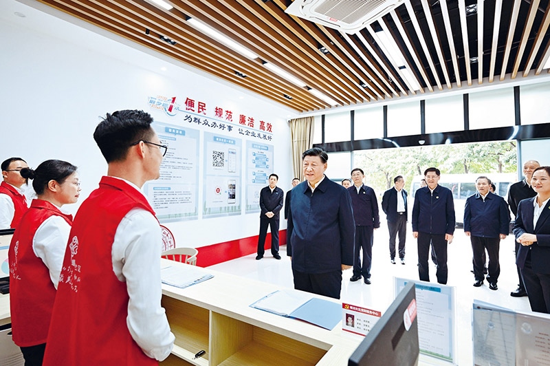 2023年12月14日至15日，中共中央總書記、國家主席、中央軍委主席習(xí)近平在廣西考察。這是14日上午，習(xí)近平在南寧市良慶區(qū)蟠龍社區(qū)黨群服務(wù)中心考察。 新華社記者 燕雁/攝