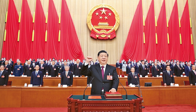 2023年3月10日，十四屆全國人大一次會議在北京人民大會堂舉行第三次全體會議。習(xí)近平全票當(dāng)選中華人民共和國主席、中華人民共和國中央軍事委員會主席。這是習(xí)近平進(jìn)行憲法宣誓。 新華社記者 鞠鵬/攝