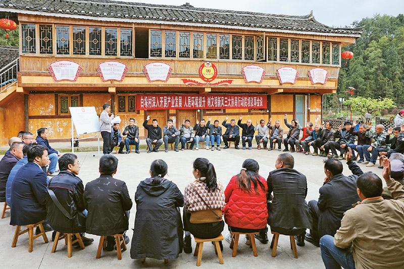 圖為2023年4月6日，貴州省黔東南苗族侗族自治州施秉縣白垛鄉(xiāng)白垛村村民在討論產(chǎn)業(yè)發(fā)展、人居環(huán)境提升、鄉(xiāng)村文明建設(shè)相關(guān)事宜。 人民圖片 磨桂賓/攝