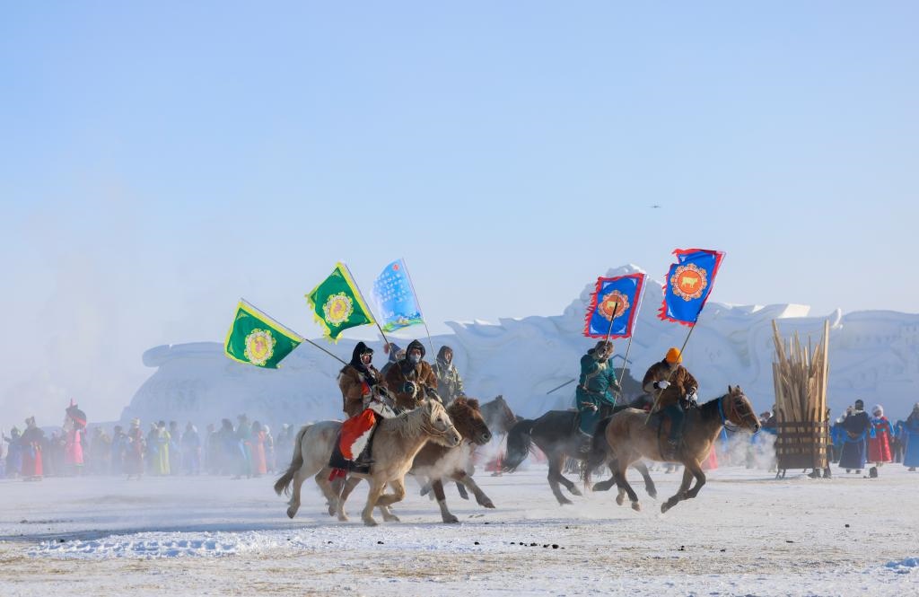 賽馬選手在內(nèi)蒙古自治區(qū)第二十屆冰雪那達(dá)慕開幕式上入場(chǎng)（2023年12月17日攝）。新華社記者 王楷焱 攝