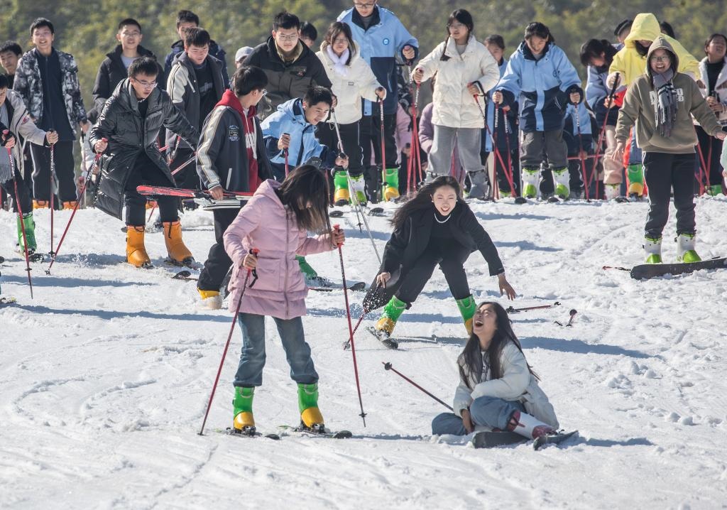 游客在重慶市南川區(qū)金佛山北坡滑雪場(chǎng)滑雪（2023年11月22日攝）。新華社發(fā)（瞿明斌攝）