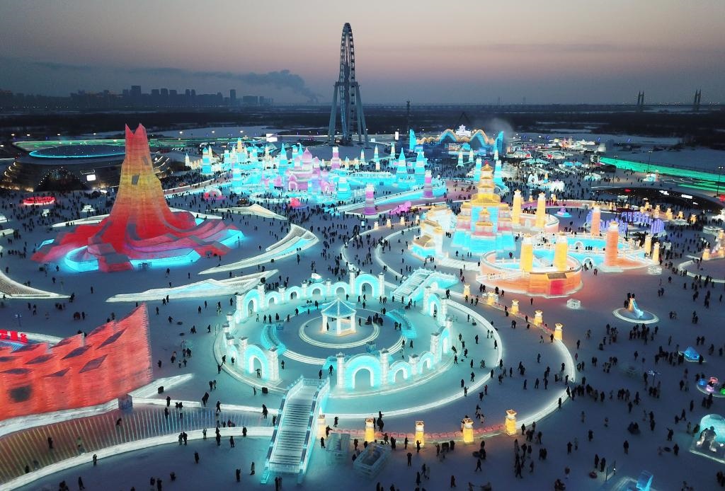 游客在哈爾濱冰雪大世界游玩（無人機(jī)照片，2024年1月5日攝）。新華社記者 王建威 攝