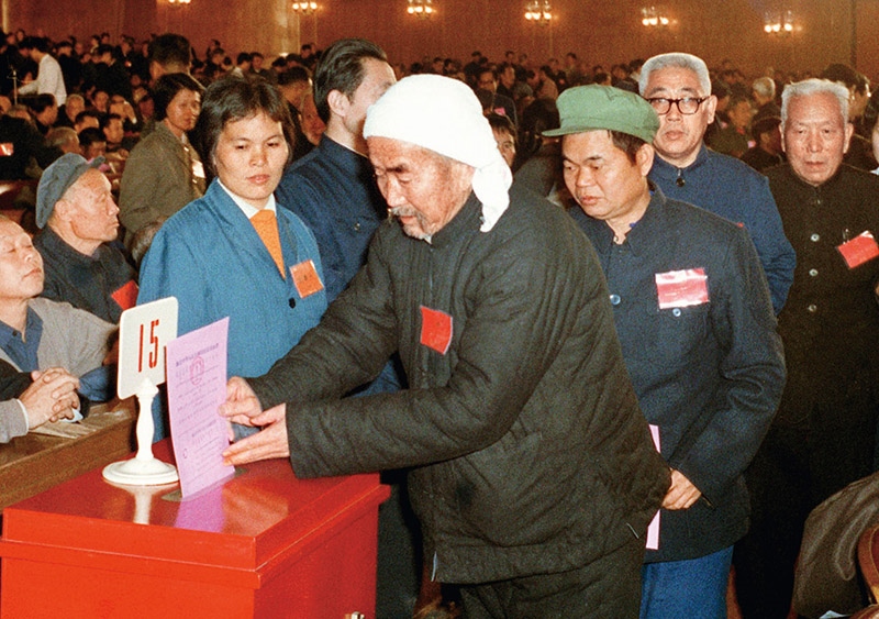 我國(guó)現(xiàn)行憲法于1982年12月4日由第五屆全國(guó)人大第五次會(huì)議通過并公布施行。根據(jù)改革開放和社會(huì)主義現(xiàn)代化建設(shè)的實(shí)踐和發(fā)展，全國(guó)人大于1988年、1993年、1999年、2004年、2018年先后5次作出必要的、也是十分重要的修正。圖為出席第五屆全國(guó)人民代表大會(huì)第五次會(huì)議的代表投票表決《中華人民共和國(guó)憲法》（資料照片）。 新華社發(fā)