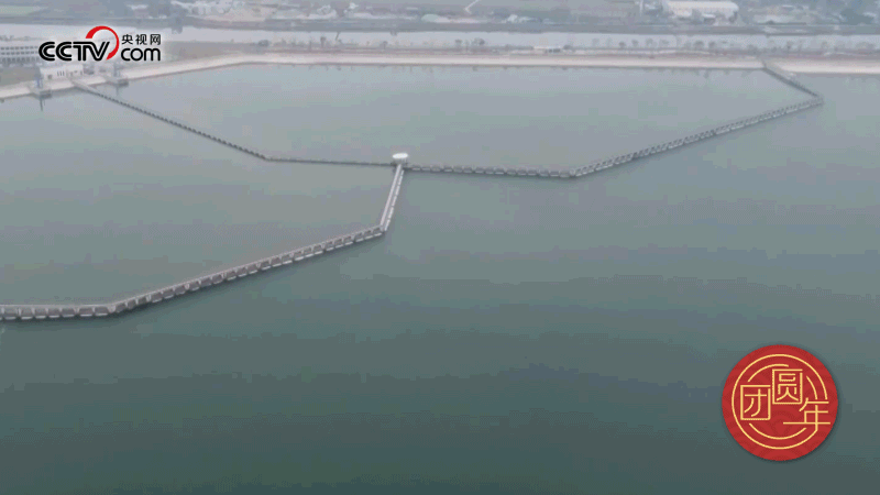 △西江潛地行，潤澤大灣區(qū)。珠江三角洲水資源配置工程西起廣東佛山順德西江干流鯉魚洲，穿越獅子洋，東至深圳公明水庫，是世界上流量最大的長距離有壓調(diào)水工程。