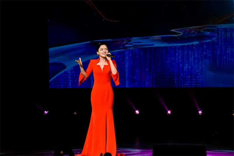 女高音歌唱家陳思思演唱《但愿人長(zhǎng)久》。趙 靖攝