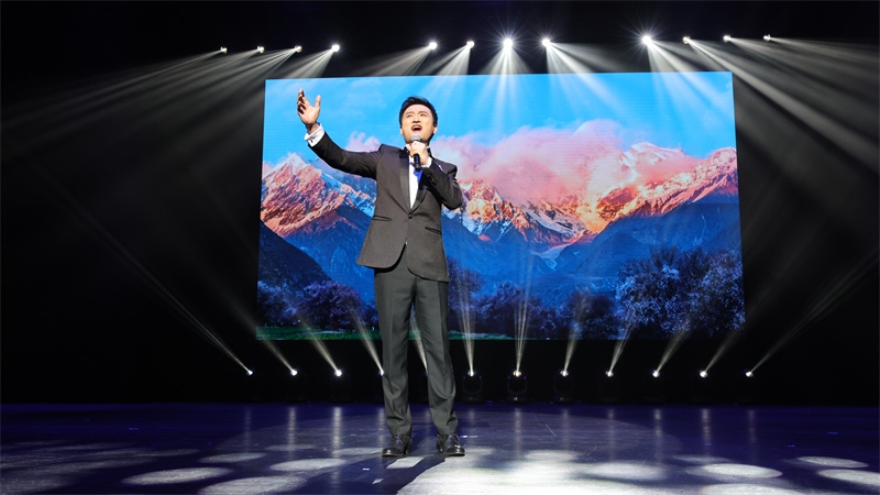 中國(guó)鐵路文工團(tuán)獨(dú)唱演員、第十二屆中國(guó)音樂(lè)金鐘獎(jiǎng)聲樂(lè)（民族）唱法金獎(jiǎng)獲得者馬小明演唱歌曲《天路》。張凱攝