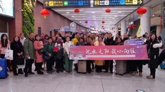 2月11日，一批馬來西亞游客抵達(dá)沈陽桃仙國際機(jī)場。新華社發(fā)