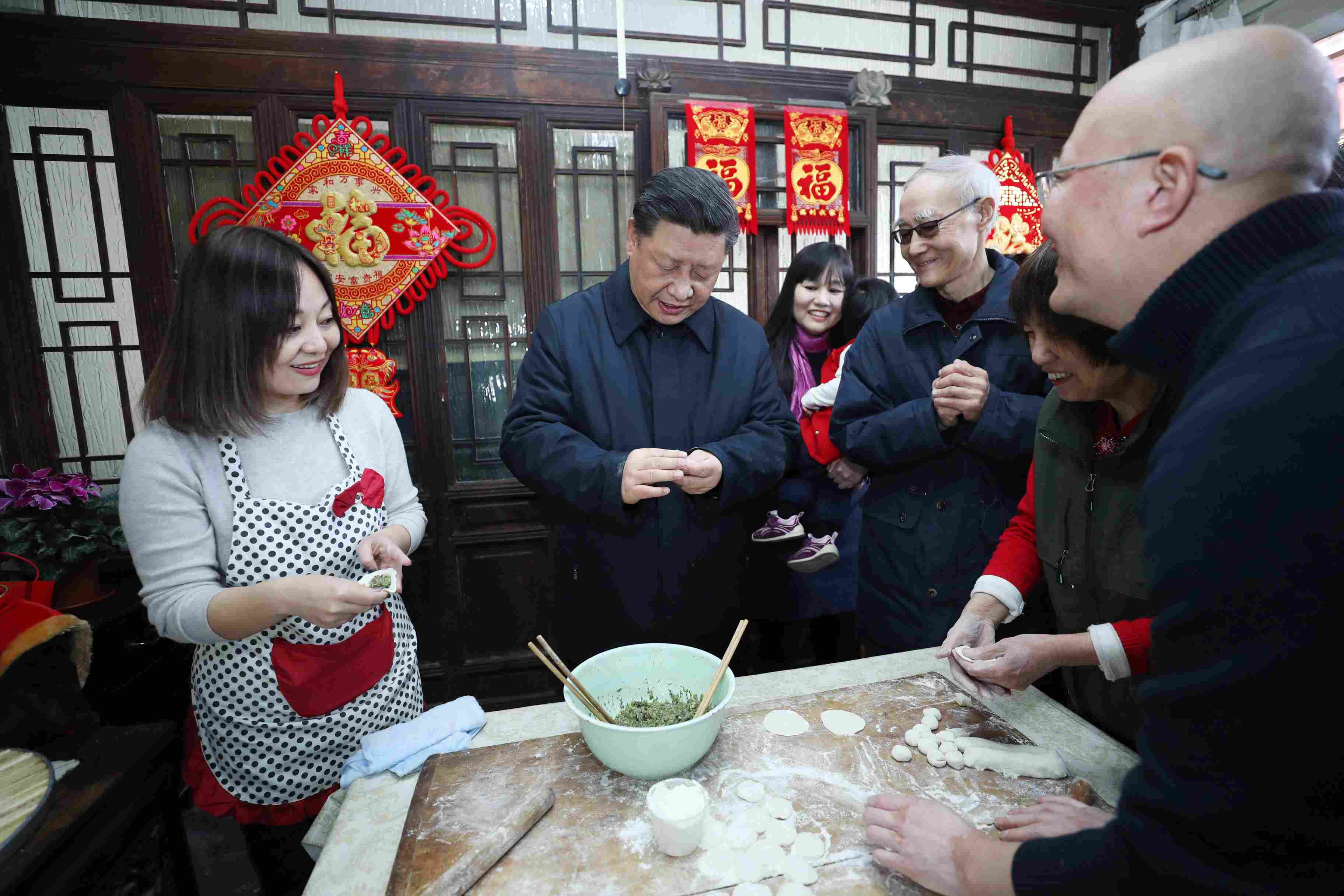 △ 2019年2月1日，習(xí)近平總書記在北京前門東區(qū)草廠四條胡同，同朱茂錦一家人包餃子、聊家常。