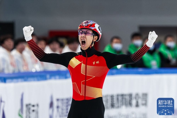 吉林隊(duì)選手孫龍沖線后慶祝勝利。新華社記者 李博 攝