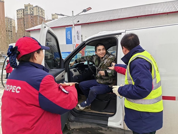 加能站員工為雪天到站充電的司機(jī)送來(lái)泡面并邀請(qǐng)他到站里休息。受訪者供圖