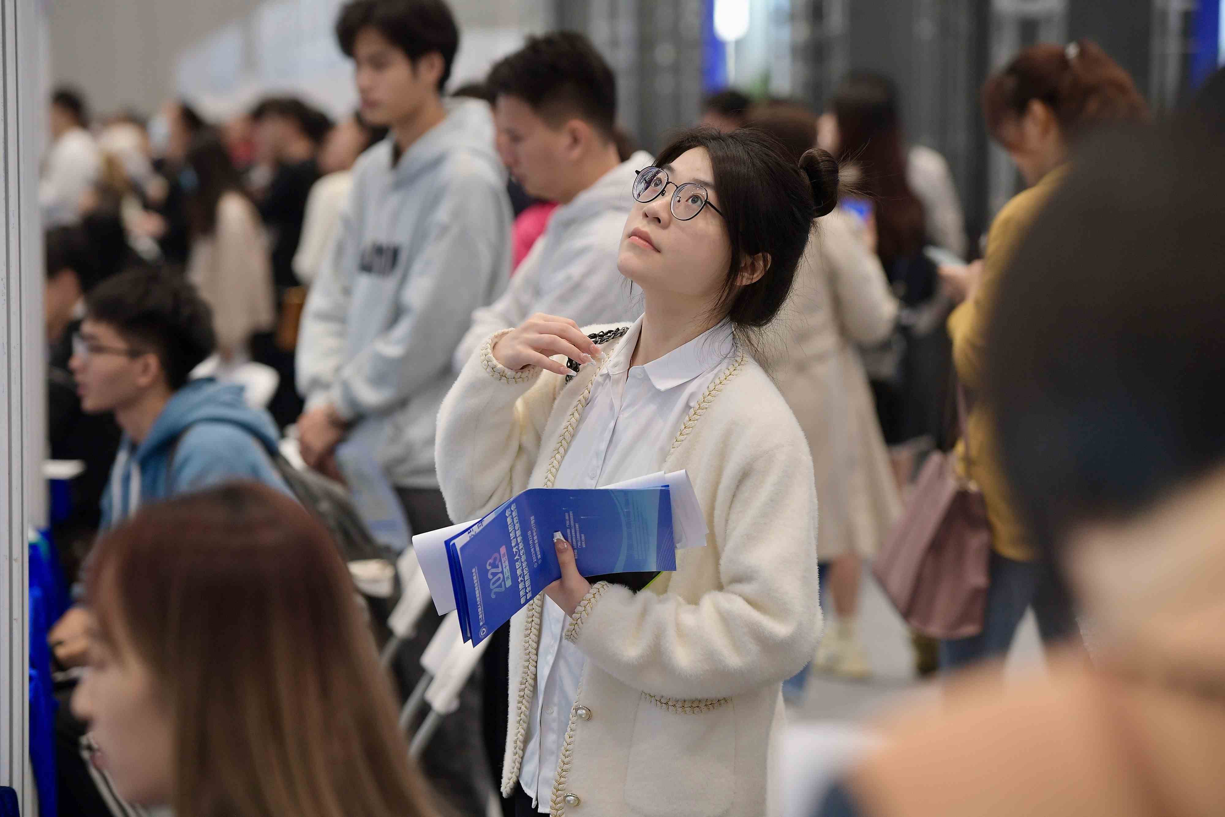  2023年11月22日，2023年粵港澳大灣區(qū)人才專場招聘會(huì)暨第27屆全國高校畢業(yè)生秋季就業(yè)雙選會(huì)在深圳國際會(huì)展中心舉辦。