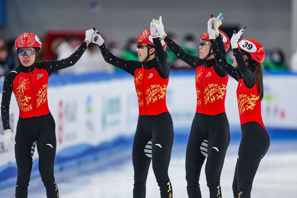 2月18日，黑龍江隊(duì)選手徐愛(ài)麗（左一）、臧一澤（左二）、范可新（右二）、王欣然在奪冠后向觀眾致意。新華社記者 黃偉 攝