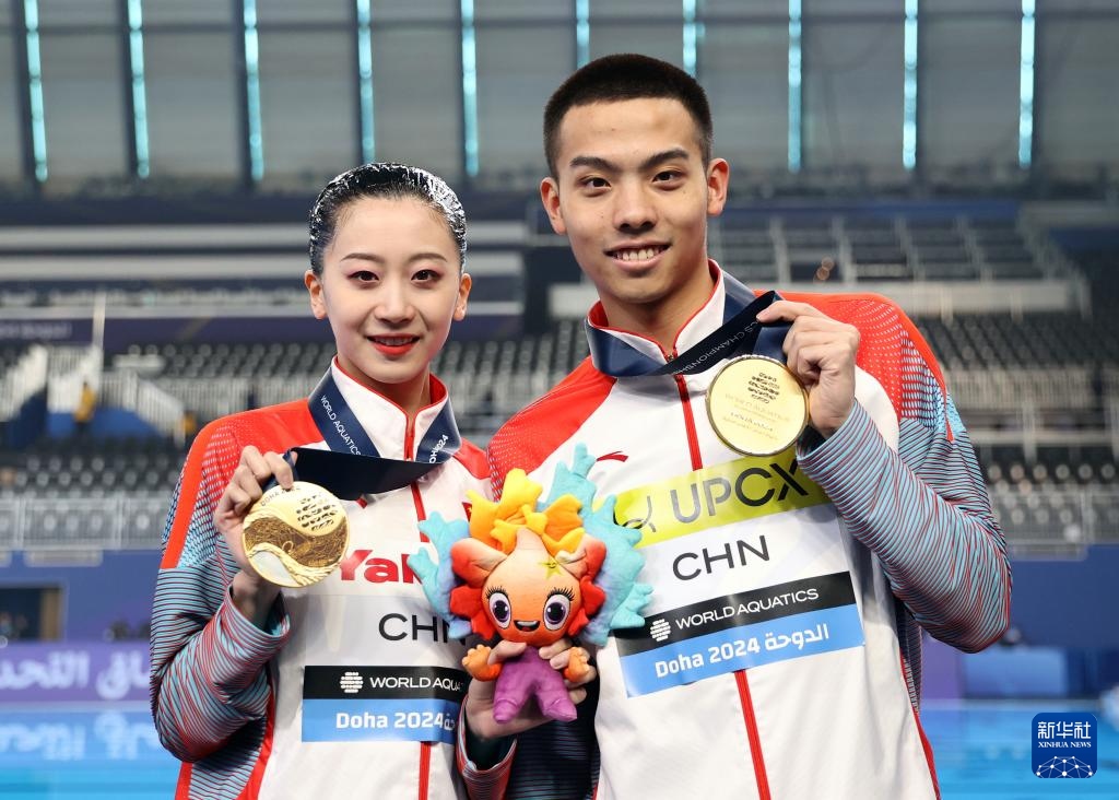 2月10日，2024年多哈游泳世錦賽花樣游泳混合雙人自由自選決賽，程文濤（左）/石浩玙在頒獎儀式后合影。新華社記者 雒圓 攝