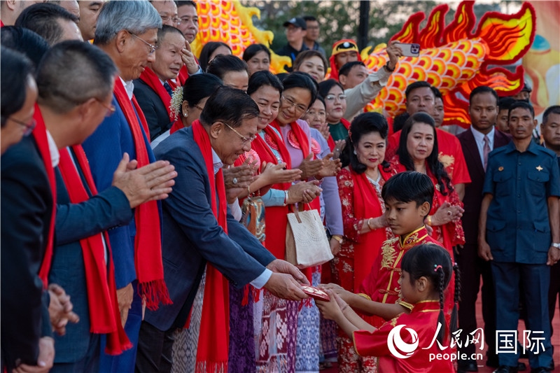 在活動(dòng)現(xiàn)場(chǎng)，敏昂萊主席根據(jù)當(dāng)?shù)貍鹘y(tǒng)向兒童送祝福2-人民網(wǎng)記者謝佳君攝