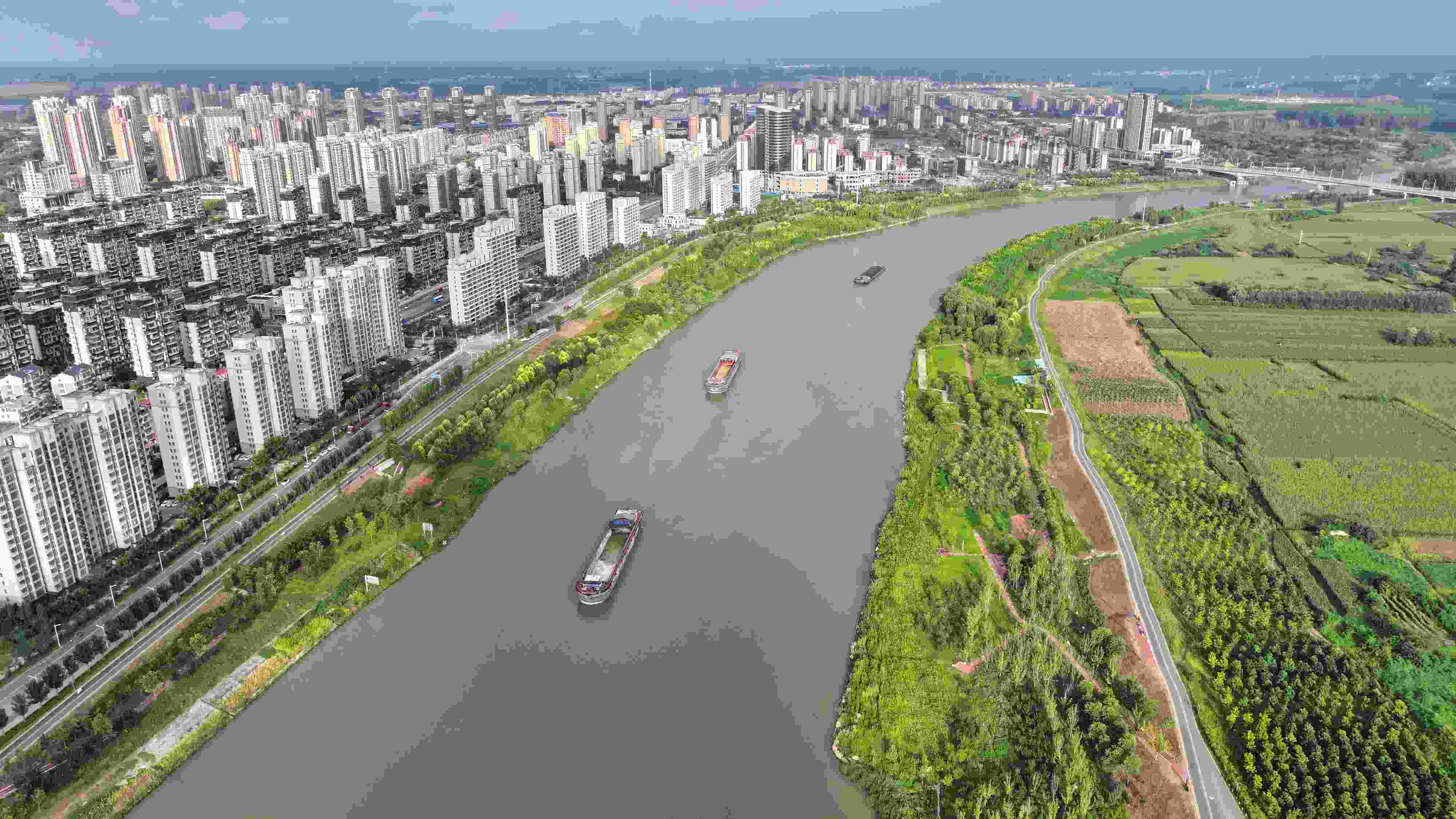 △ 2023年8月21日，安徽阜陽，初秋時節(jié)，界首城市建設(shè)與沙潁河水系、橋梁和綠植相映襯，構(gòu)成一幅生態(tài)宜居的美麗畫卷。