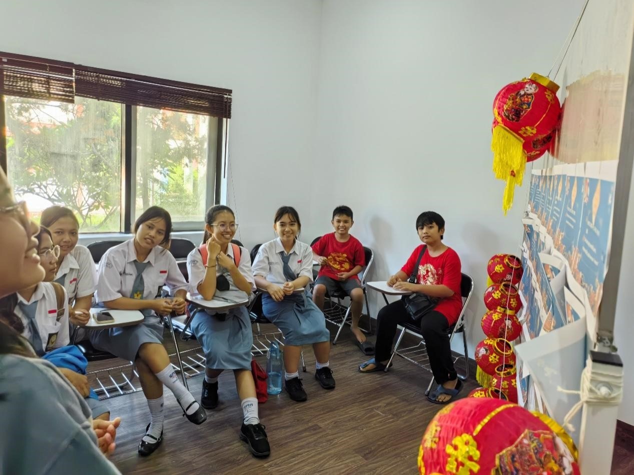 學(xué)生們踴躍參與猜燈謎活動(dòng)。巴陵康孔子學(xué)院供圖