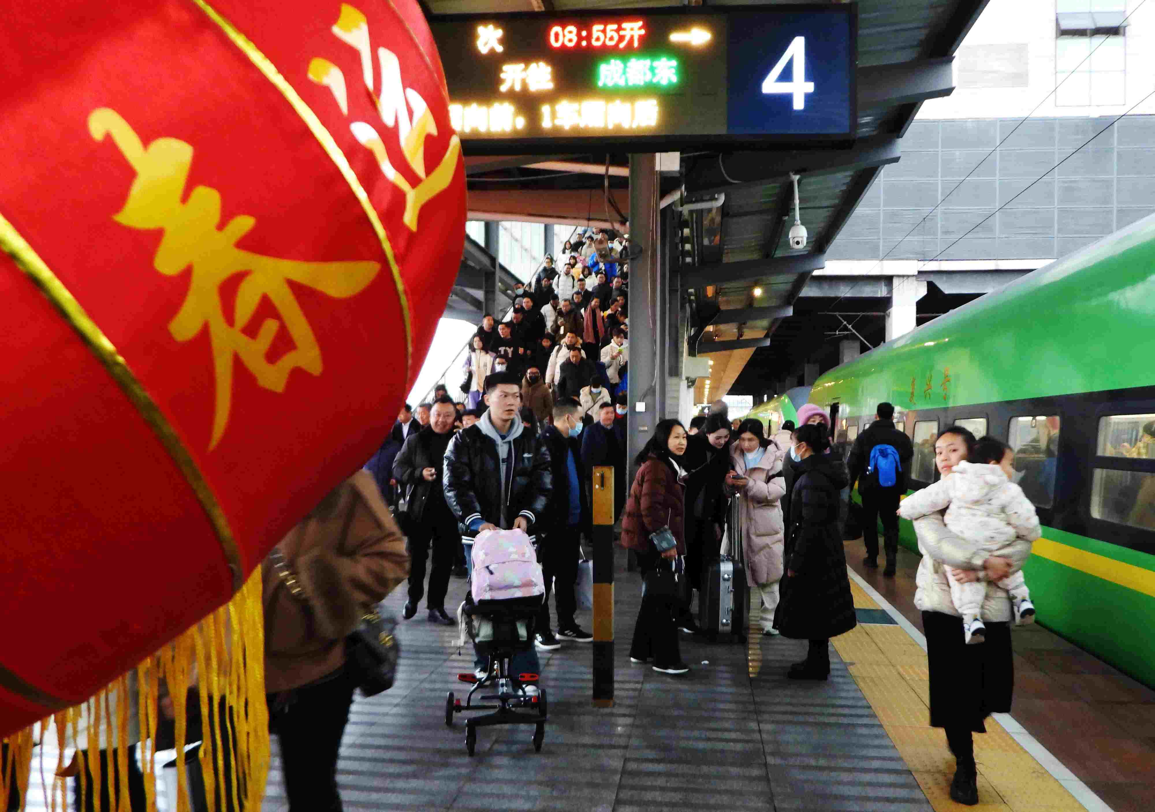 △ 2024年1月26日，四川省達州市車站，準備乘坐“復(fù)興號”動車組列車出行的旅客。