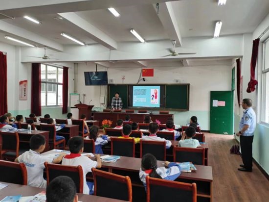 安全知識(shí)宣傳進(jìn)校園。將樂(lè)縣農(nóng)業(yè)農(nóng)村局供圖