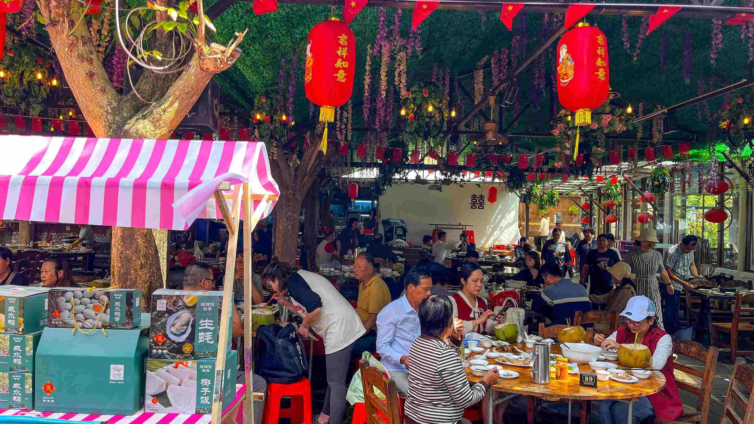 △ 2024年2月17日，春節(jié)假期最后一天，海口鄉(xiāng)村旅游持續(xù)火爆，眾多游客前往漁家樂品嘗特色海鮮和鄉(xiāng)村美食。