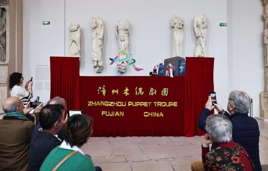 2月10日，在位于法國(guó)巴黎埃菲爾鐵塔附近的“建筑與遺產(chǎn)之城”博物館，觀眾欣賞漳州布袋木偶戲。新華社記者高靜攝