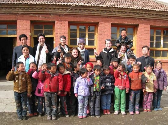 2008年，歐君廷帶領(lǐng)美國大學生到甘肅一所村辦小學訪問教課