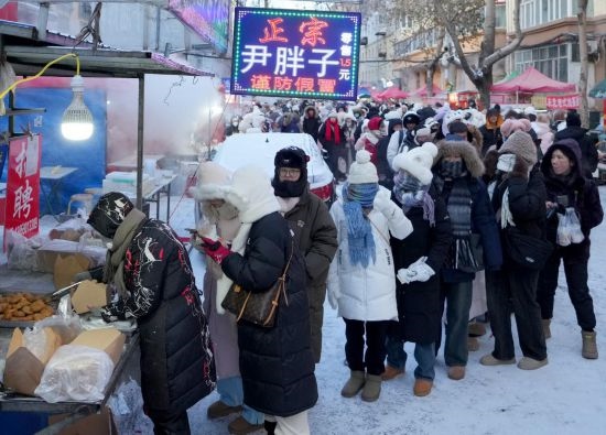 在哈爾濱紅專街早市，顧客們排起長隊購買油炸糕（1月22日攝）。新華社記者 王毓國 攝