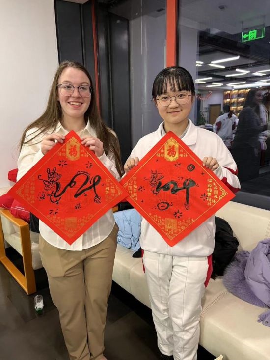 1月下旬，馬斯卡廷中學(xué)訪華代表團(tuán)學(xué)生在北京同中國(guó)青少年交流。（受訪者供圖）