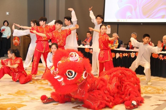 2月9日，在馬斯卡廷，中國(guó)人民大學(xué)附屬中學(xué)藝術(shù)團(tuán)學(xué)生表演中國(guó)武術(shù)。