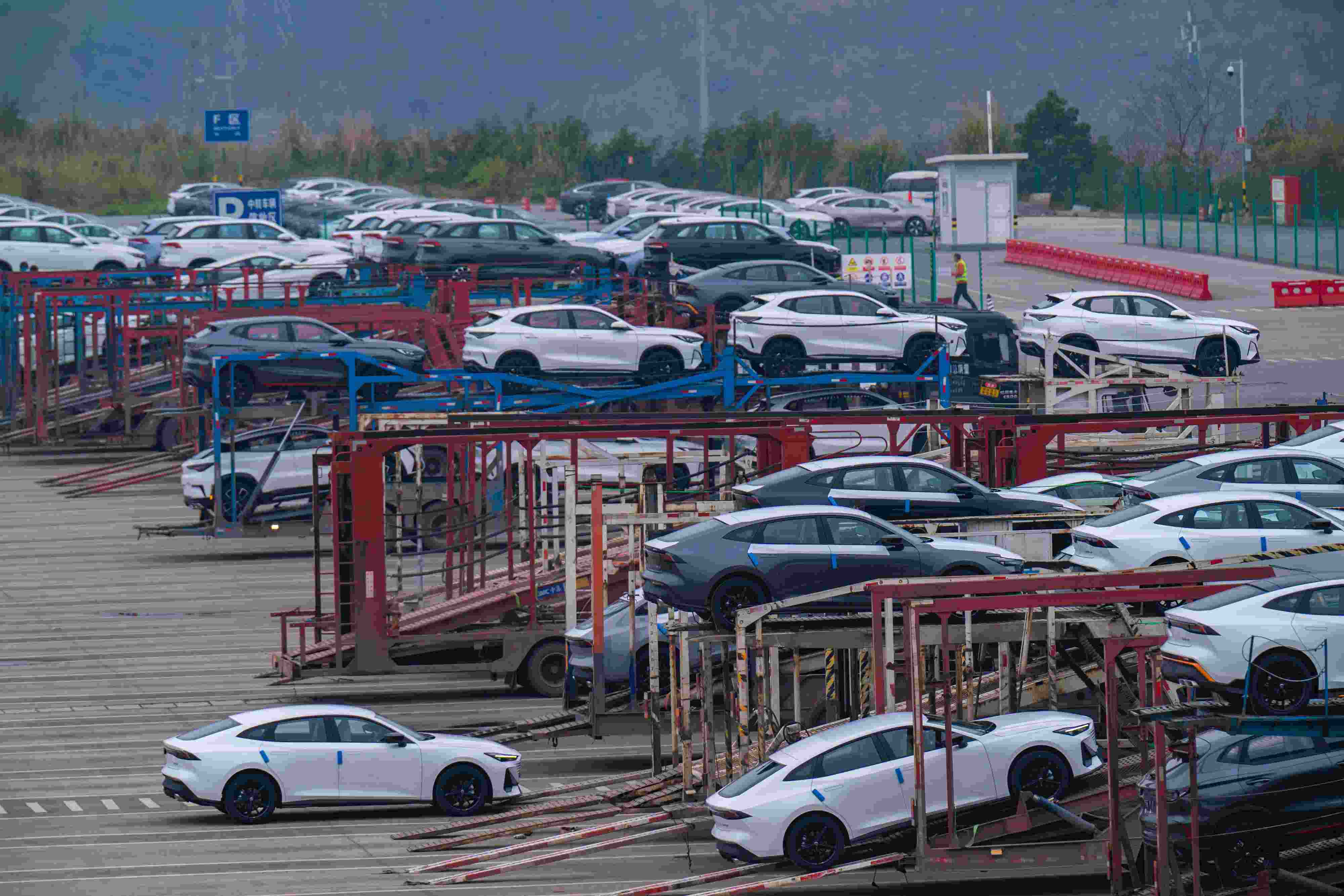 2024年2月25日，重慶江北區(qū)某汽車整車分撥中心，一排排汽車整裝待發(fā)。
