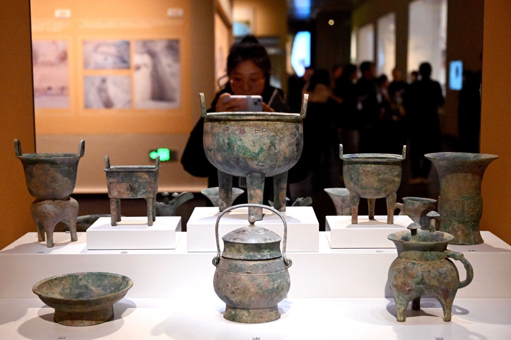 2月26日，參觀者在河南安陽殷墟博物館新館內(nèi)拍攝展品。