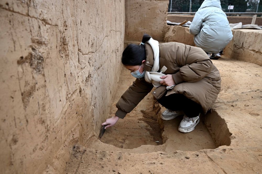 工作人員在殷墟王陵遺址進行發(fā)掘作業(yè)（2月24日攝）。