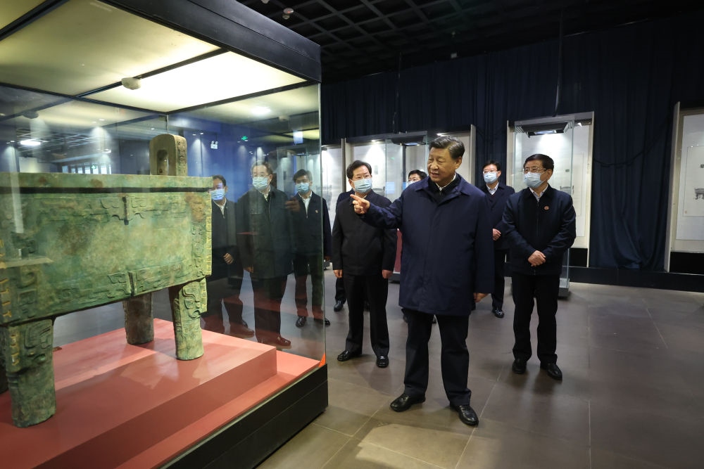 2022年10月28日下午，習(xí)近平在安陽市殷墟博物館考察。新華社記者 鞠鵬 攝