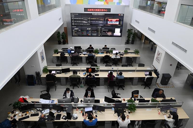 2023年12月12日，中國－東盟信息港股份有限公司員工在工作中。