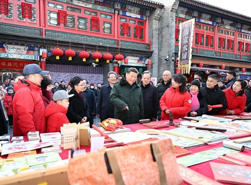 △2024年2月1日，習(xí)近平總書記在天津古文化街考察時，同店鋪員工和現(xiàn)場群眾互動交流。
