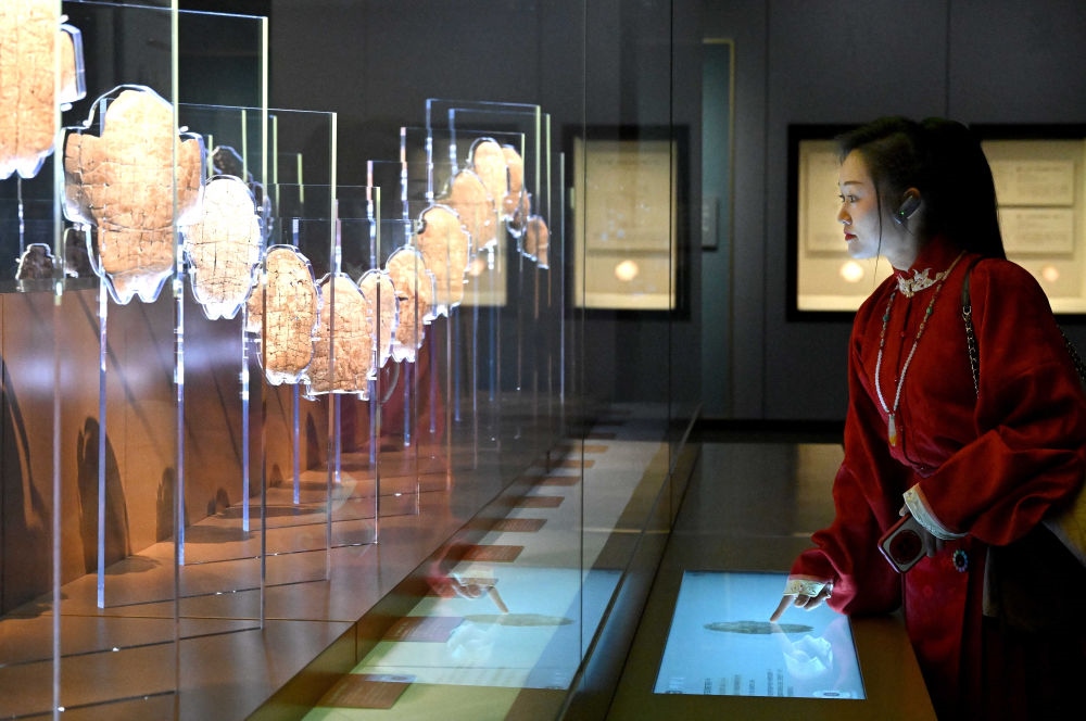 2月26日，參觀者在河南安陽殷墟博物館新館內(nèi)觀看展出的刻辭卜甲。