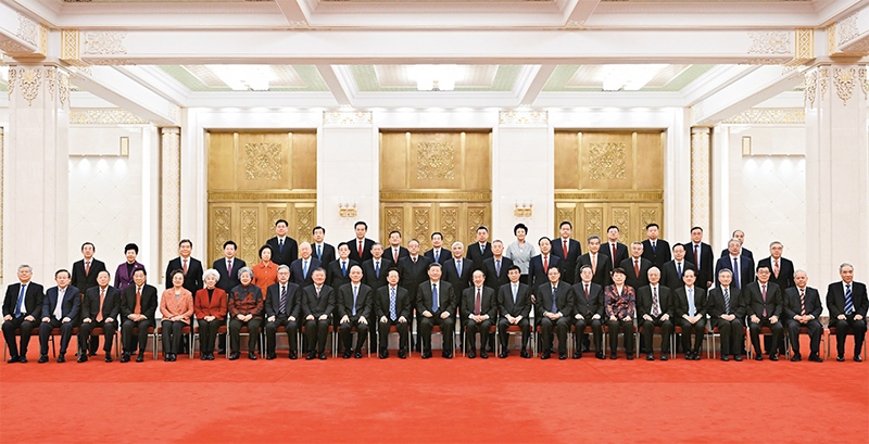 2024年2月7日，習(xí)近平、王滬寧、蔡奇、丁薛祥等在北京人民大會(huì)堂同黨外人士歡聚一堂，共迎佳節(jié)。這是習(xí)近平等同大家合影留念。 新華社記者 謝環(huán)馳/攝