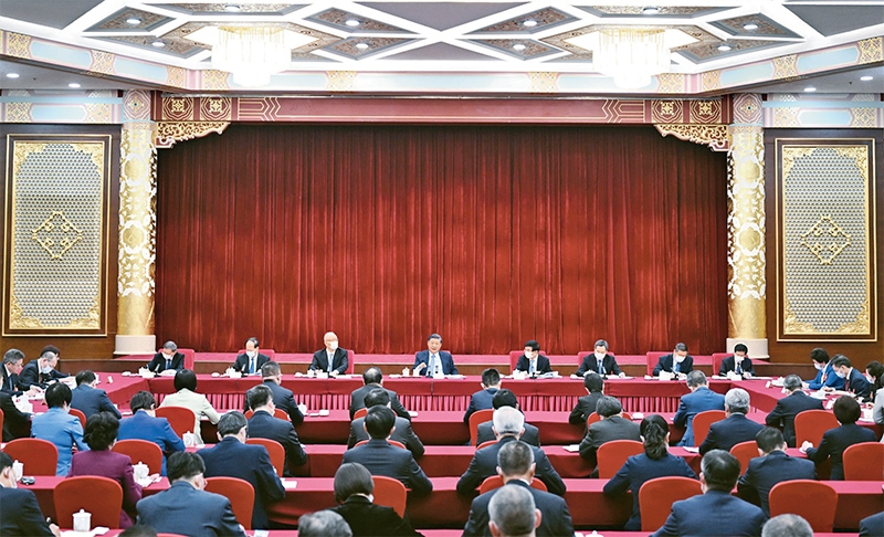 2023年3月6日，中共中央總書記、國(guó)家主席、中央軍委主席習(xí)近平看望參加全國(guó)政協(xié)十四屆一次會(huì)議的民建、工商聯(lián)界委員，并參加聯(lián)組會(huì)，聽取意見和建議。中共中央政治局常委、全國(guó)政協(xié)十四屆一次會(huì)議主席團(tuán)會(huì)議主持人王滬寧，中共中央政治局常委蔡奇、丁薛祥參加看望和討論。 新華社記者 謝環(huán)馳/攝