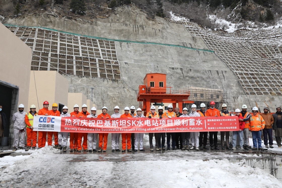 中巴建設(shè)者共同慶祝蘇吉吉納里水電站順利啟動蓄水工作。中國能建葛洲壩集團(tuán)供圖