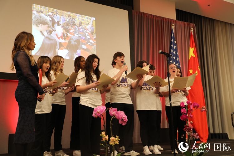 馬斯卡廷中學的學生們還深情演唱了表現(xiàn)中美兩國人民友誼的歌曲《情緣留住永恒的記憶》。 人民網(wǎng)記者 李志偉攝