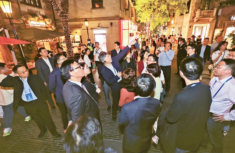 2023年4月18日，全國無黨派人士考察團(tuán)來到位于上海市黃浦區(qū)的上海新天地開放式街區(qū)考察夜經(jīng)濟(jì)。 新華社記者 王翔/攝