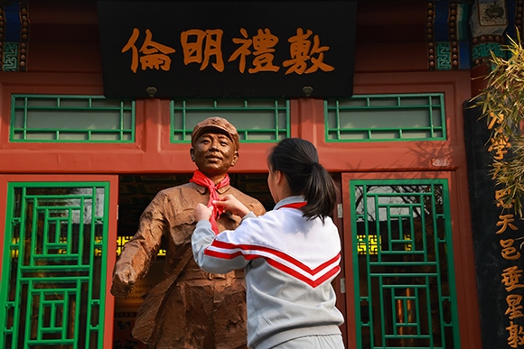 “追尋雷鋒足跡 弘揚(yáng)志愿精神”學(xué)雷鋒主題教育活動。學(xué)校供圖