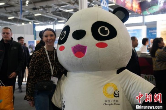 3月5日，2024年柏林國際旅游交易會(ITB)在柏林會展中心拉開帷幕。以“你好！中國”為主題的中國展區(qū)當(dāng)日亮相展會。圖為觀眾與大熊貓人偶合影。中新社記者 馬秀秀 攝