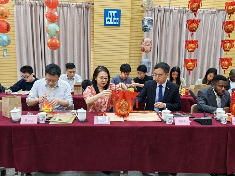 燈籠文化交流活動現(xiàn)場。中建國際中西非公司供圖