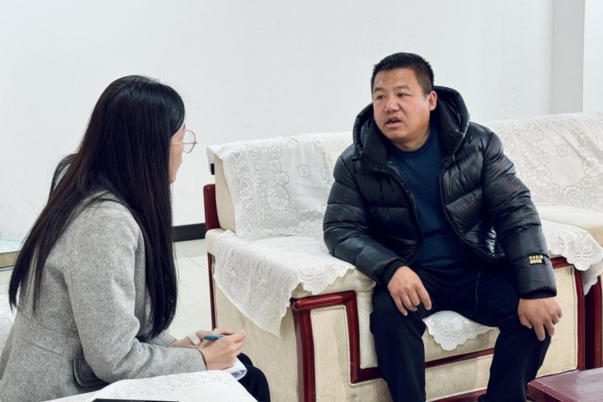 人民網(wǎng)記者采訪“在水一方”小區(qū)住戶。人民網(wǎng) 高清揚(yáng)攝