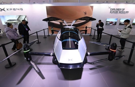 2023年12月1日，在鏈博會智能汽車鏈展區(qū)小鵬汽車展臺，參觀者觀看一臺智能飛行器。新華社記者蔡湘鑫攝