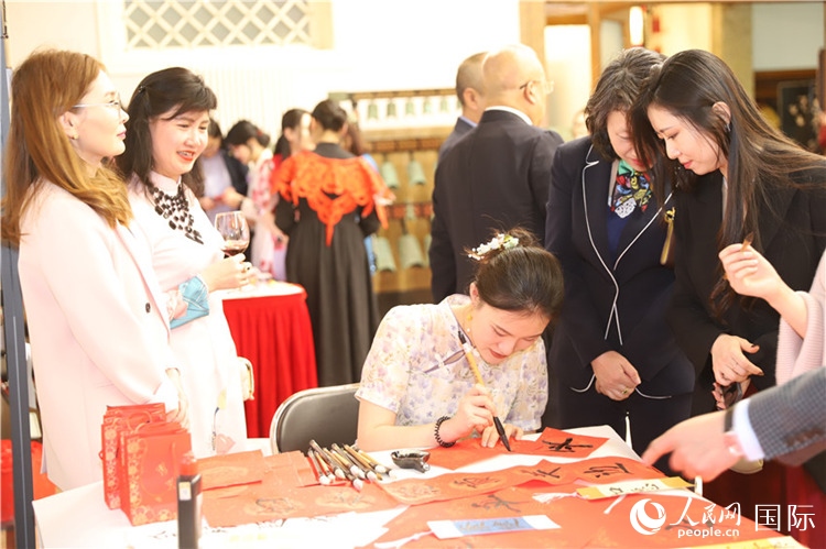 現(xiàn)場(chǎng)書(shū)法體驗(yàn)。人民網(wǎng)記者 霍文攝