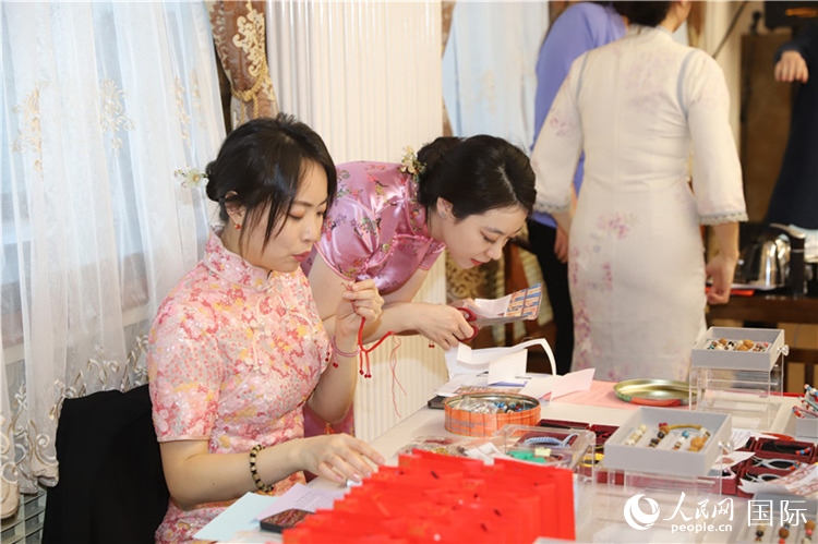 孔院教師展示剪紙。人民網(wǎng)記者 霍文攝