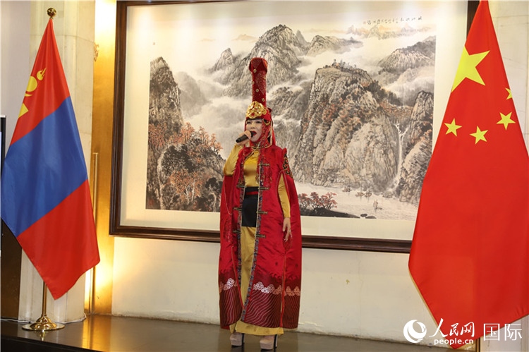 呼麥演唱。人民網(wǎng)記者 霍文攝
