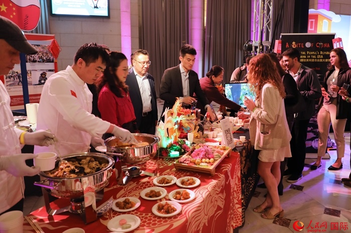 使館工作人員詳細(xì)為現(xiàn)場(chǎng)美食家和來(lái)賓講解菜品色香味特點(diǎn)、原料特色、烹制手法及其中蘊(yùn)含的中華美食文化。人民網(wǎng)記者 李志偉攝